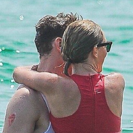 霉霉抖森海边热吻图